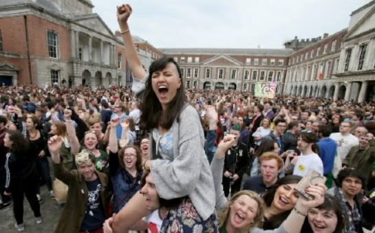 愛爾蘭舉行墮胎合法化公投，贊成解禁的一方獲得壓倒性勝利。愛爾蘭總理瓦拉德卡說，愛爾蘭終於擺脫長達數十年的汙名和恥辱，群眾激情地擁抱、慶祝、歌唱和歡呼。   圖 : 翻攝自中華網