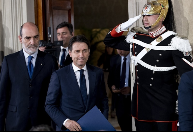 義大利準總理孔蒂（右二）27日離開總統府時表情沉重，隨後宣布放棄組閣。   圖：翻攝義大利總統府官網
