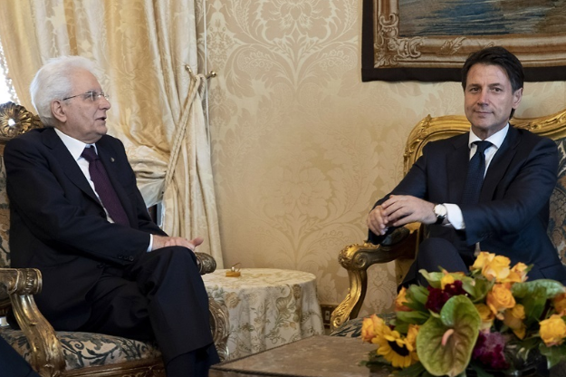義大利總統（左）與準總理孔蒂討論內閣人選，在財長人選上出現歧見。   圖：翻攝義大利總統府官網