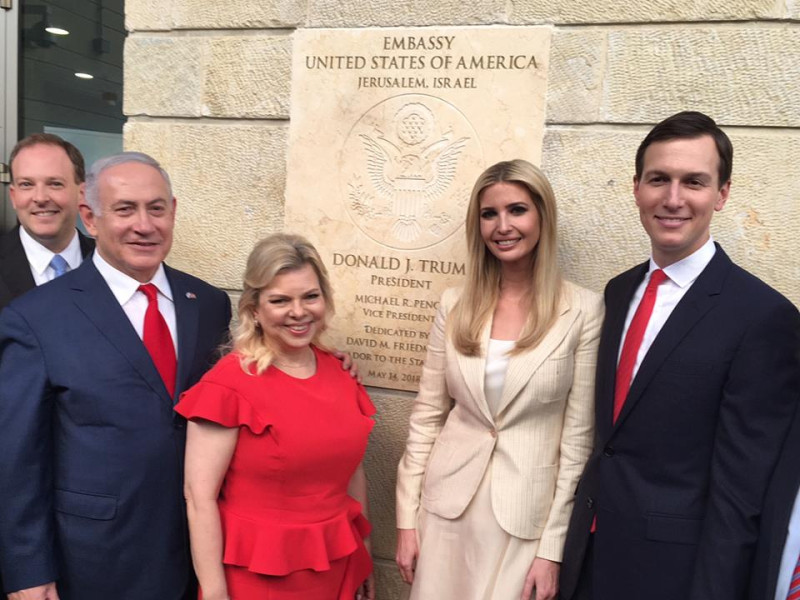 美國總統川普女兒伊凡卡（右二）出任白宮顧問，傳出有利益糾葛，日前她才與夫婿訪以色列，參加美國大使館遷館開幕儀式。   圖：翻攝伊凡卡臉書