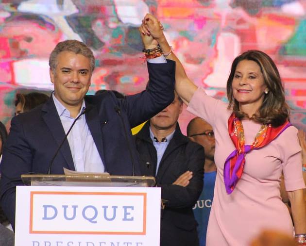 哥倫比亞總統候選人杜克（左）主張修改與叛軍組織的和平協議，在27日首輪投票中囊括39%得票率，卻未過半。   圖：翻攝杜克臉書