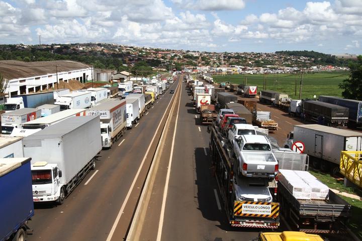 巴西全國卡車司機發動罷工，癱瘓公路交通。   圖 : 翻攝自華人頭條