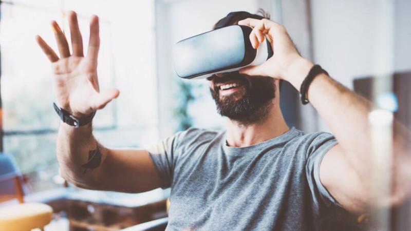 為解決 VR 暈眩問題，LGD 研發出演算法，能夠大幅降低使用者動作與VR畫面之間的延遲。   圖：翻攝自 Pixabay