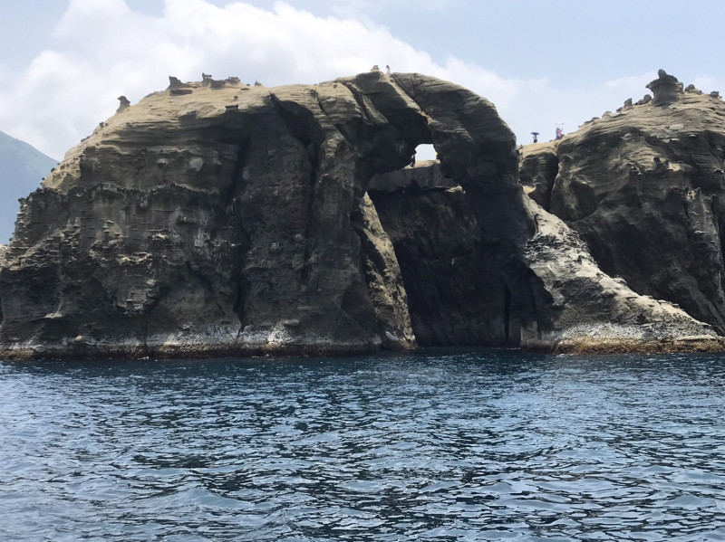 由於外形近似大象的鼻子，「深澳象鼻岩」近年來成為拍照熱門景點。   圖：新北市政府／提供