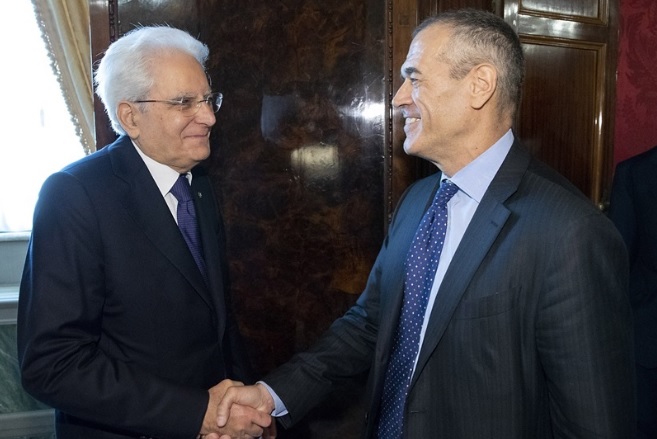 義大利總統馬達雷拉（左）任命前國際貨幣基金（IMF）官員柯塔瑞里（右）為過渡時期總理籌組新政府，力圖恢復政治與憲政秩序。   圖：翻攝義大利總統府官網