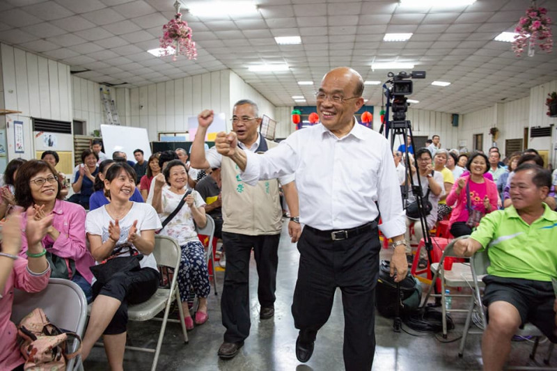 蘇貞昌與新北議員參選人陳世榮一同步入會場，受到熱烈歡迎。   圖：蘇貞昌競選辦公室/提供