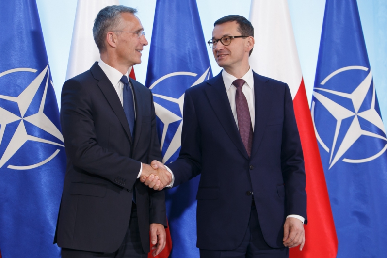 北約組織秘書長斯托爾滕貝格（左）訪問波蘭，會晤波蘭總理Mateusz Morawiecki。   圖：翻攝波蘭政府官網