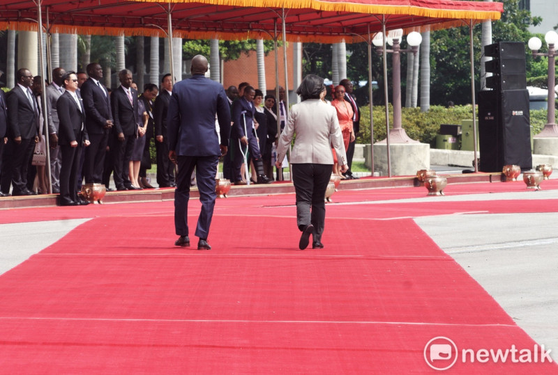 蔡英文總統和海地總統摩依士檢閱三軍儀隊後一起走回受禮台。   圖：張良一/攝