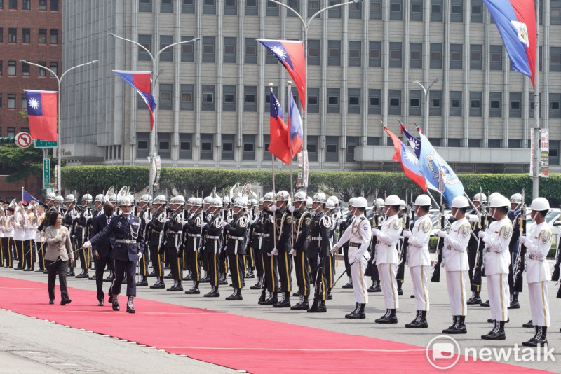 蔡英文總統以隆重軍禮歡迎來訪的海地總統摩依士，台灣邦交國越來越少，如此隆重的軍禮歡迎儀式也凸顯台灣的外交困境。   圖：張良一/攝