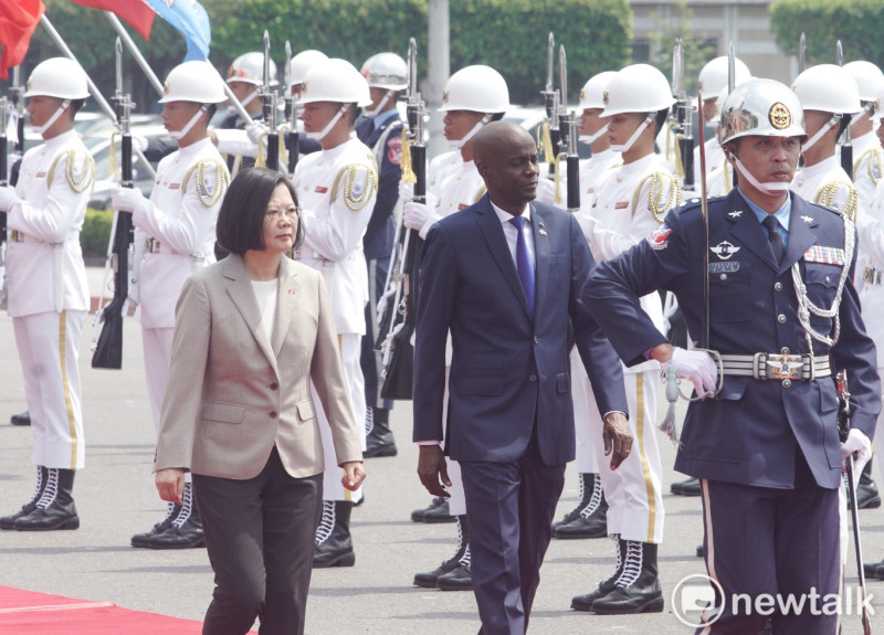 2018年海地總統摩依士(蔡英文總統左側)訪台，接受隆重軍禮歡迎。   圖：張良一/攝(資料照片)