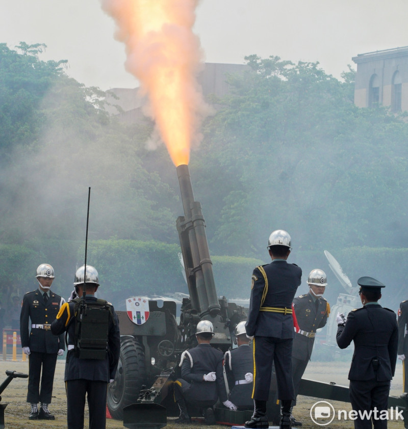 國防部禮砲連施放21響禮砲歡迎海地總統摩依士。   圖：張良一/攝