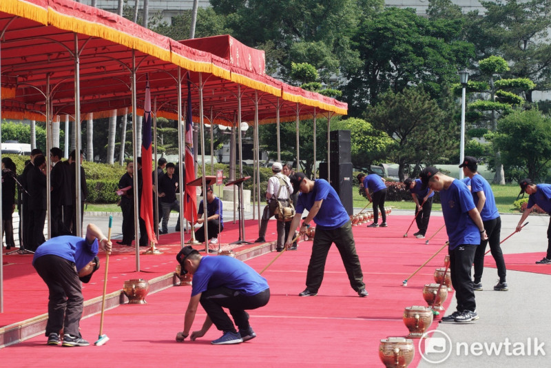 總統府憲兵在軍禮儀式前清理場地。   圖：張良一/攝