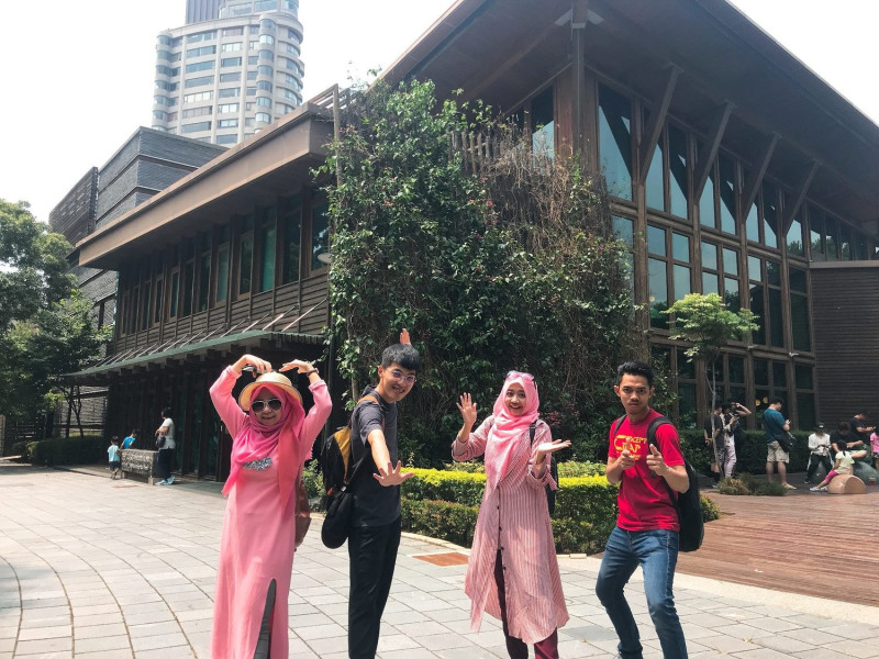 北投圖書館因環境清幽，設計感又特別，成為穆斯林同學們認為值得造訪的景點之一。   圖 ：台北市觀光傳播局提供