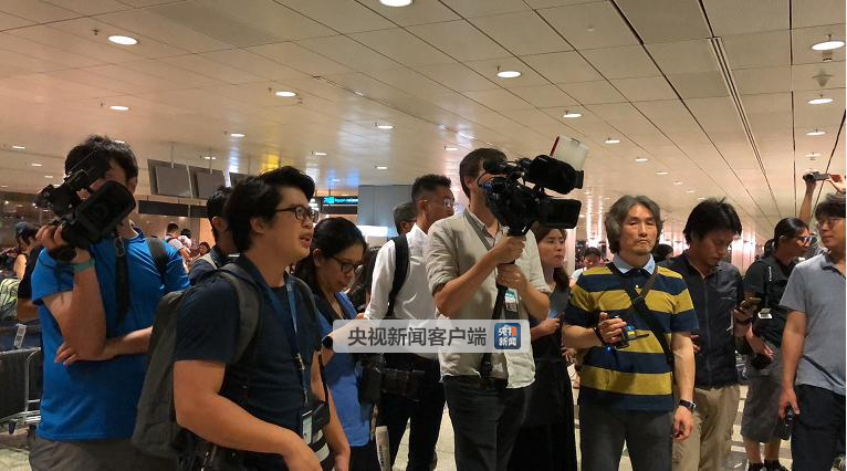 根據央視記者引述同機乘客透露，看到北韓先遣團同乘航班。這名乘客說，在商務艙有兩名北韓官員，有隨行人員錄影拍照，代表團很可能是從VIP通道離開。   圖：翻攝自央視官網