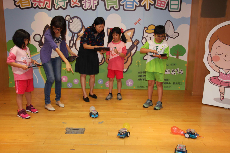 副市長呂衛青（中）、教育局副局長黃靜怡（左二）與昌福國小學童示範操作 mBOT機器人，結合生活科技令人耳目一新 
   圖：王峻昌/攝                                                                               