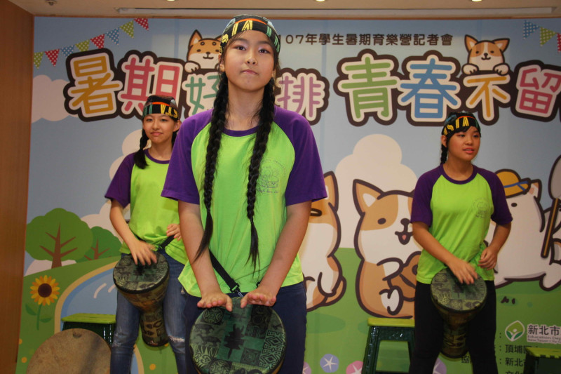 頂埔國小學生鼓隊在「暑期育樂營」記者會作開場表演。                                          
   圖：王峻昌/攝                                                                               