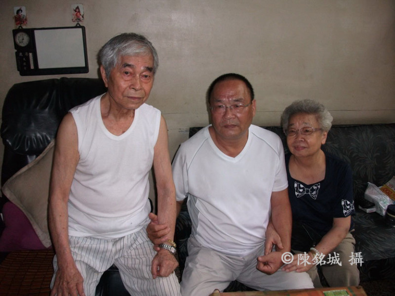 林一奇與姑媽到生父林秋祥的同案受難者呂沙棠家，向他致謝，因為他的文章讓林一奇找到回生父家的路。   圖：翻攝自中央廣播電台