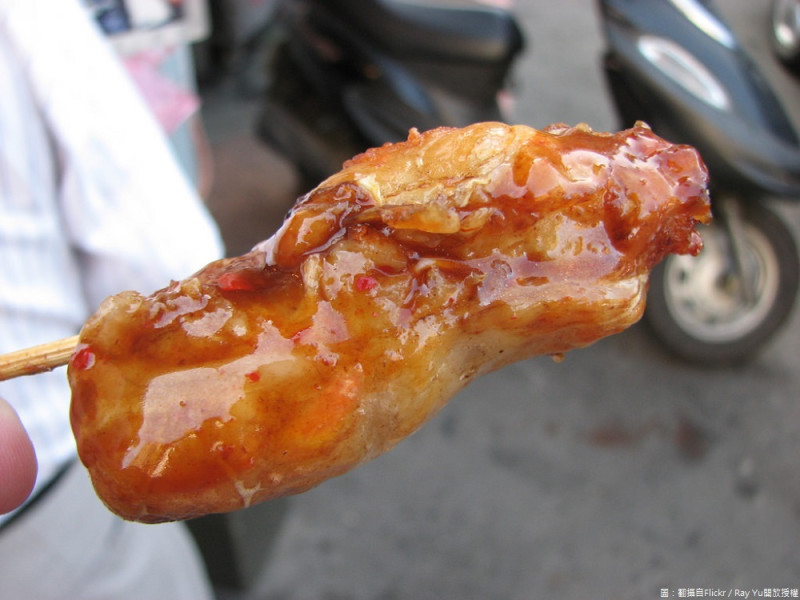 瑞芳美食廣場有許多知名必吃小吃，其中龍鳳捲更是必吃美食！   圖：翻攝自Flickr／Ray Yu開放授權