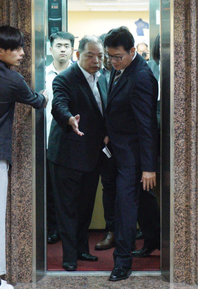 姚文智面見民進黨主席蔡英文後，在台北市黨部主委黃承國的陪同下走出電梯。   圖：張良一/攝