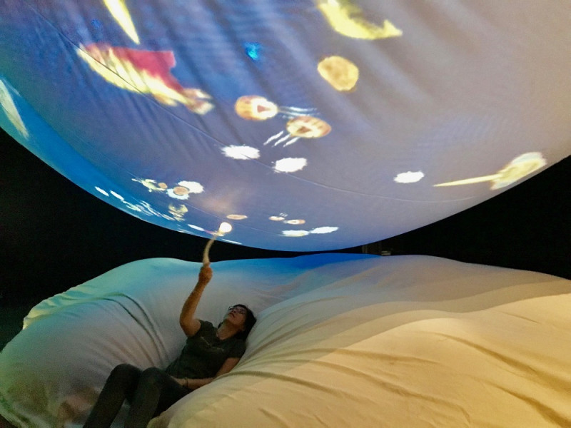 其中展品有清朝《海錯圖》為範本打造的「海錯奇珍互動劇場」，讓觀眾可以躺著觀賞近300年前人們對海洋生物的各種想像，還可手拿漁火燈互動。   圖：台電提供