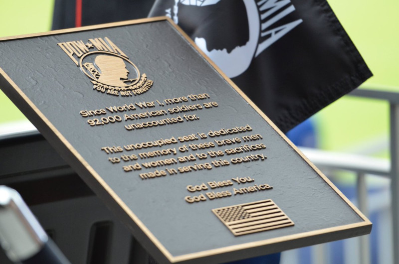 亞特蘭大勇士隊在「光榮之椅」後方的紀念牌上寫道：「從一次世界大戰以來，超過9萬2000名美國軍人失蹤。這個空椅是為了向這些英勇的男士與女士致敬，紀念他們為國家服務的犧牲奉獻。」   圖：翻攝自勇士隊推特帳號