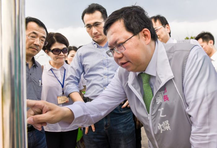 桃園市長鄭文燦今（30）天下午前往A7合宜住宅地區視察「桃園市立文青國民中小學」預定地。   圖：桃園市政府/提供