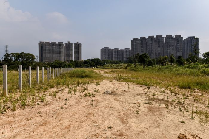 目前A7合宜住宅約有4000戶，周圍開發後人口數可能達3萬5千人以上，因此桃園市政府預先規劃文青國民中小學設校計畫。預定地面積約為4公頃，其中約1公頃滯洪池可規劃為生態池，另外3公頃則規劃作為校舍，合併設置國中小、附設幼兒園，讓A7合宜住宅居民就近就讀。   圖：桃園市政府/提供