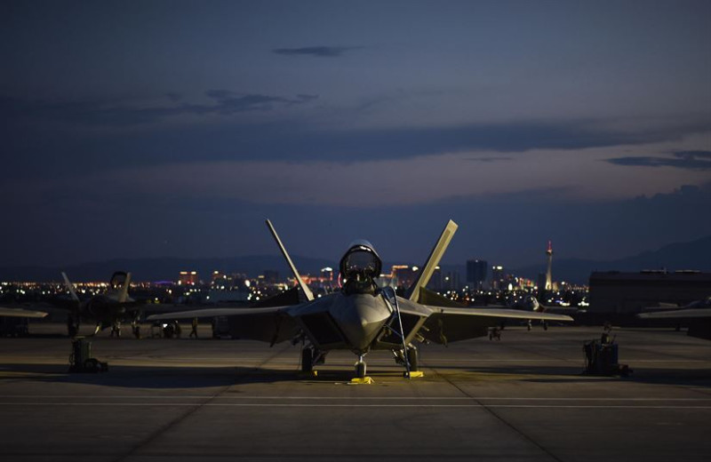 美軍F-22猛禽隱形戰鬥機主要任務是取得戰區制空權，具有空對空、空對地的作戰能力。   圖：翻攝美國防部官網