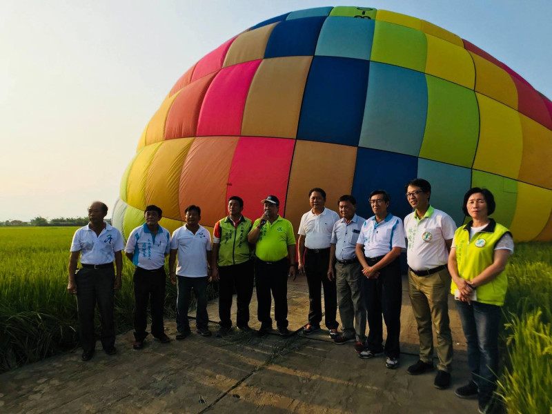 在下午場次也特別開放免費的地面體驗活動，會有導覽員解說熱氣球的構造。   圖：冬山鄉公所／提供