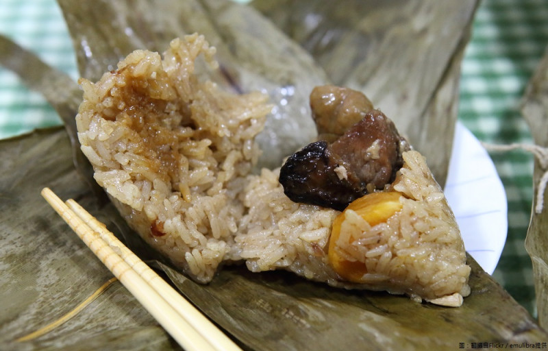傳統肉粽常使用高熱量食材，例如鹹蛋黃、花生、五花肉、糯米等等。   圖：翻攝自Flickr／emulibra提供