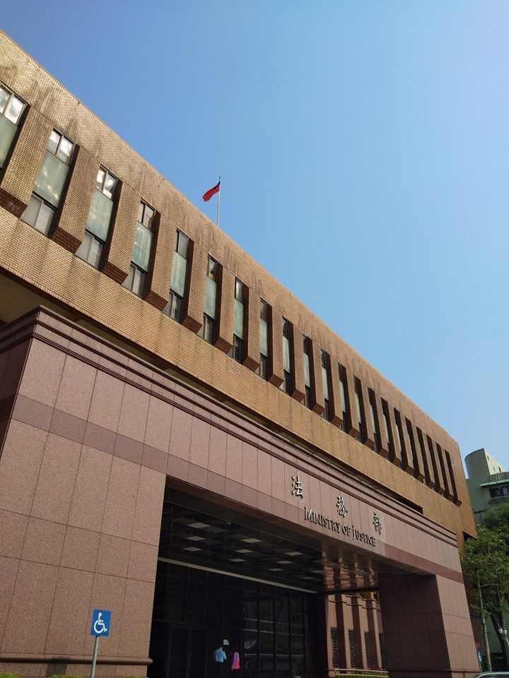 因不滿王炳忠未收押，一名男子於今天下午朝法務部一樓大廳丟擲汽油彈。   圖：新頭殼資料照片