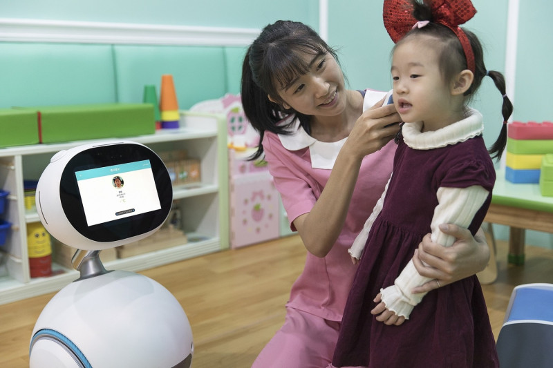 峰傅智慧以AI結合Zenbo，研發Zenbo Baby+幼保系統，整合「臉部辨識點名」、「餵藥_接送提醒」、「體溫量測」等應用。   圖：華碩ASUS／提供