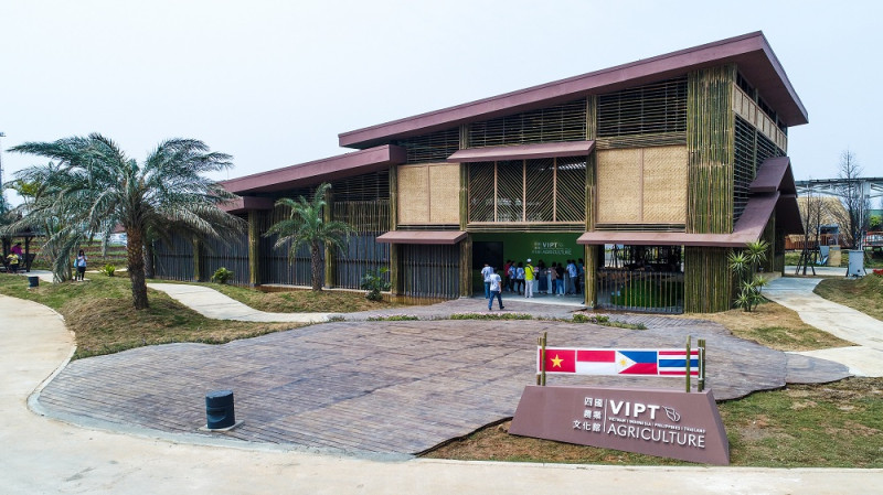 四國文化館外觀呈階梯式延伸、採用竹子為外牆，展現了「越南、印尼、泰國、菲律賓」的農業特色與文化。   圖：翻攝桃園農業博覽會網站