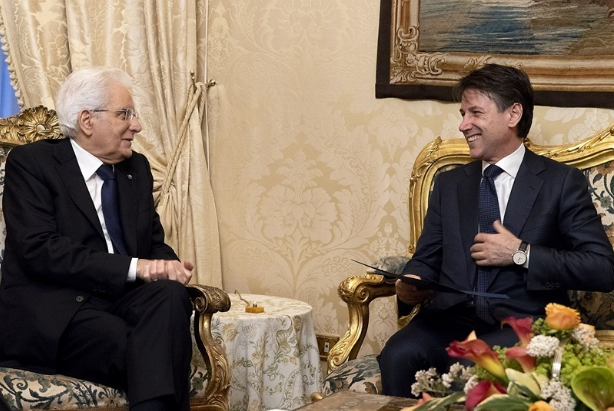義大利總統馬達雷拉（左）接見準總理孔蒂，2人化解歧見，相談甚歡。    圖：翻攝義大利總統府官網