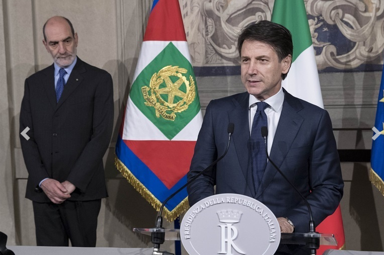 義大利準總理孔蒂（右）同意再組閣後，隨後公布新內閣成員名單。    圖：翻攝義大利總統府官網