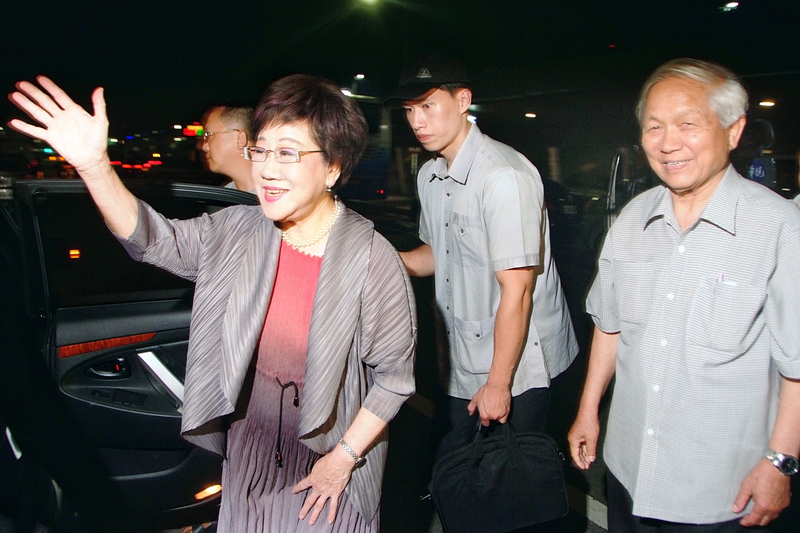 前副總統呂秀蓮（前左）31日晚間從馬來西亞返抵國門，受訪時表示，一天到晚的藍綠對立讓她覺得社會已喪失公義心、沒有是非感，她仍願與大家一起為台灣努力，但對政黨已經沒有興趣了。   圖：中央社