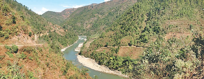 尼泊爾媒體報導，尼國政府2017年喊停中資在布達甘達基河上興建電廠的計畫。   圖：翻攝《加德滿都郵報》