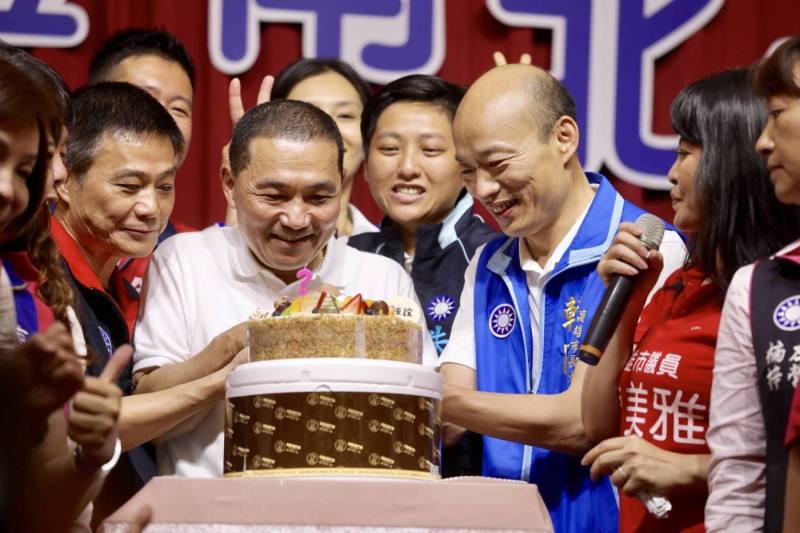 侯友宜、韓國瑜和議長許崑源三人的生日相近，支持者準備蛋糕聯合慶生。   圖：侯友宜競選辦公室（資料照片）