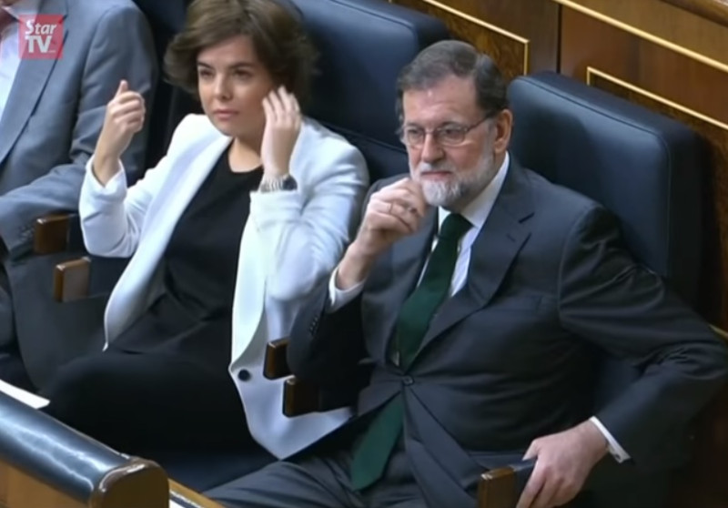 拉荷義（右）未能通過不信任議案投票，成為西班牙民主政治史上第一位被議會罷免的總理。   圖：翻攝youtube