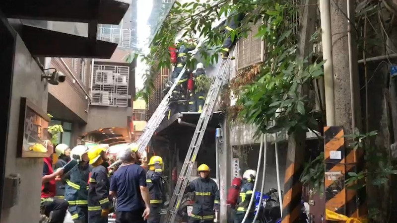 台北市太原路巷弄內一棟民宅發生火警，消防隊獲報趕抵現場救出3人，但都已無呼吸脈搏，緊急送醫搶救，2人宣告不治、另1人命危搶救中。   