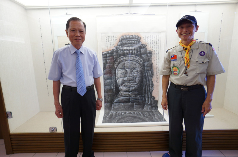 萬和宮董事長蕭清杰稱讚陳基安校長的「吳哥四面佛」國畫很傳神。   萬和宮/提供