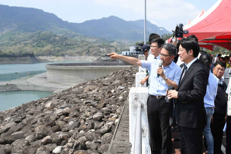 賴清德指出，台南市調度水資源，主要是與高雄合作，南化水庫來自高雄高屏溪甲仙堰的原水每天約有10萬到20萬噸、清水約3萬到5萬噸，明年底清水會增加到20萬噸。   圖：行政院/提供