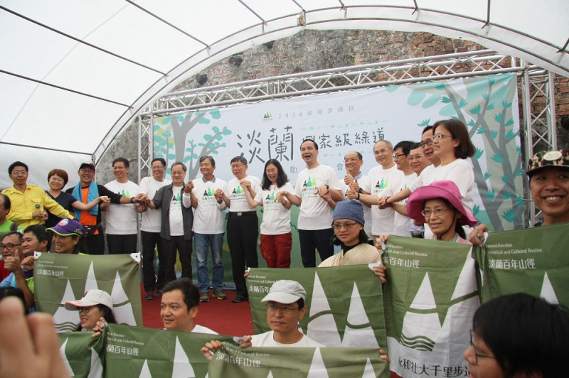 新北市長朱立倫與台北市長柯文哲一同出席今天在雙溪區舉辦的「2018台灣步道日-淡蘭百年山徑國家級綠道啟動記者會」。   圖：新北市政府提供