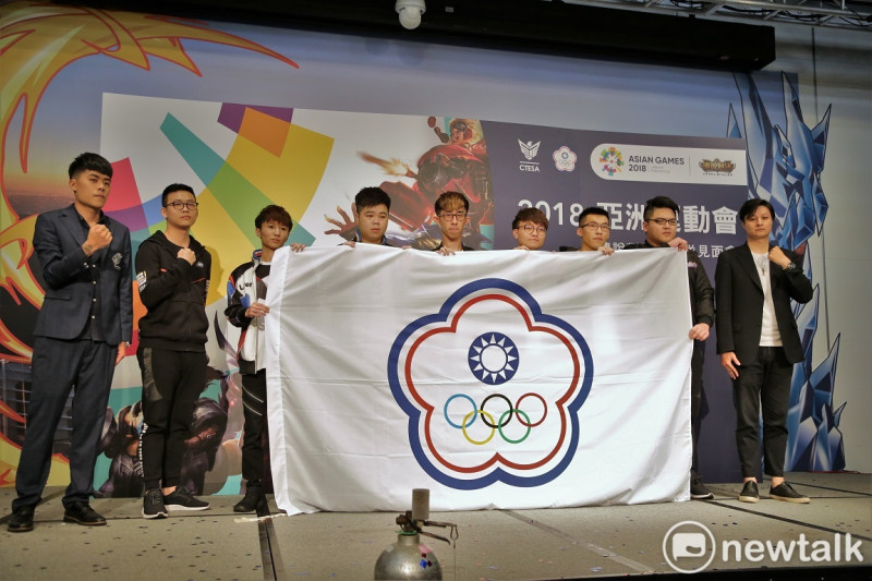今日由CTESA官方授與亞運旗幟給代表隊全體，期勉選手為台灣奪得榮耀。   圖：朱泓任/攝