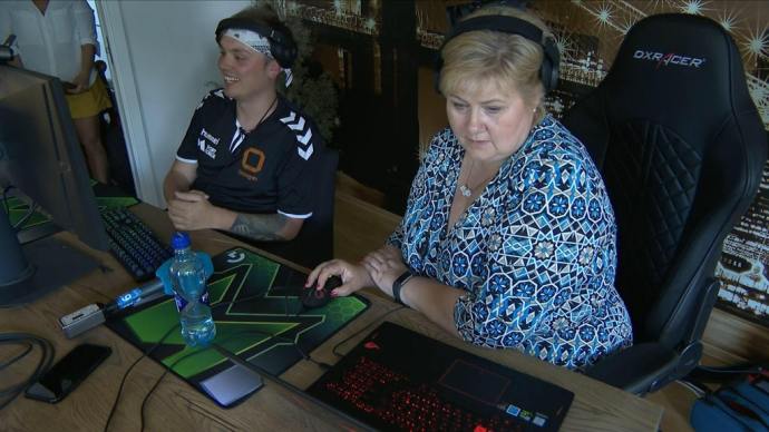 挪威女首相瑟爾貝克接受遊戲玩家的挑戰，嘗試遊玩《要塞英雄》。   圖：翻攝自 挪威駐華大使館 微博