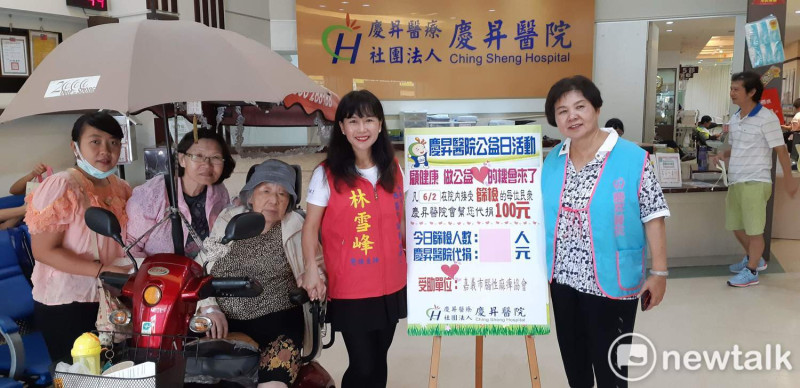 市議員參選人林雪峰力挺醫院公益活動。   圖：蔡坤龍/攝