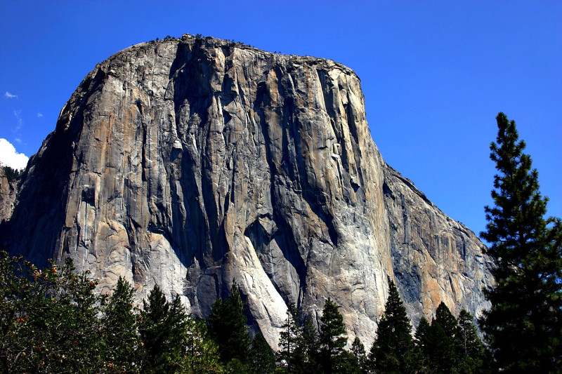 美國優勝美地國家公園（Yosemite National Park）在今 (3) 天傳出，兩名攀岩客在攀爬酋長岩（El Capitan）時不慎墜谷身亡的消息。   圖：翻攝自維基百科