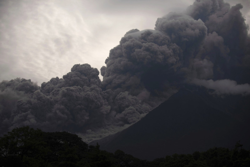 我國在中美洲的友邦瓜地馬拉3日傳出火山爆發消息。距首都瓜地馬拉城約40公里的活火山富埃戈火山（Volcán de Fuego）爆發，造成7人死亡，約300人受傷。   圖：達志影像/美聯社