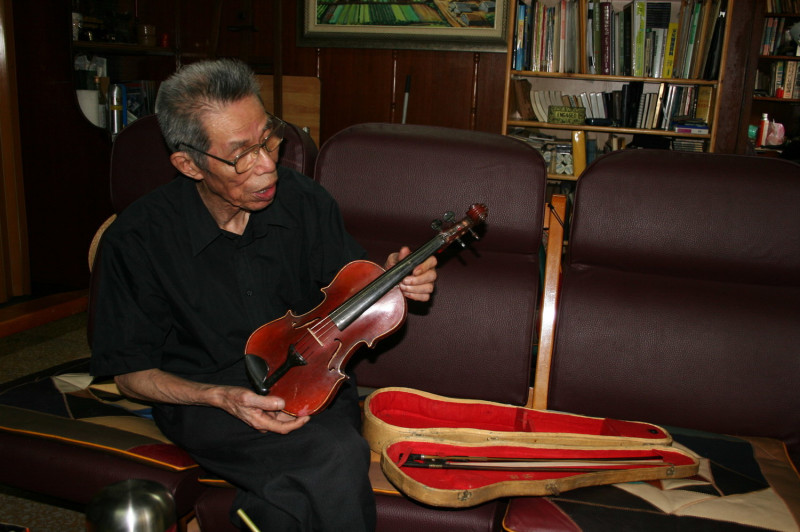陳孟和與他親手製作的小提琴照。   圖：曹欽榮/攝