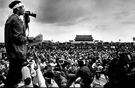 學運領袖王丹在天安門前對群眾發表演說。   圖 : 翻攝自pixnet